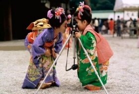 tours Japan Japanse girls in kimono Tokyo iki Travels