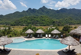 Puur Vietnam reis Mai Chau Eco Lodge zwembad uitzicht