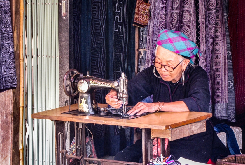 Vietnam fotografiereis dametje met naaimachine